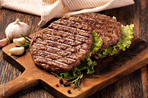 Cuadro en lienzo Fresh meat cutlets