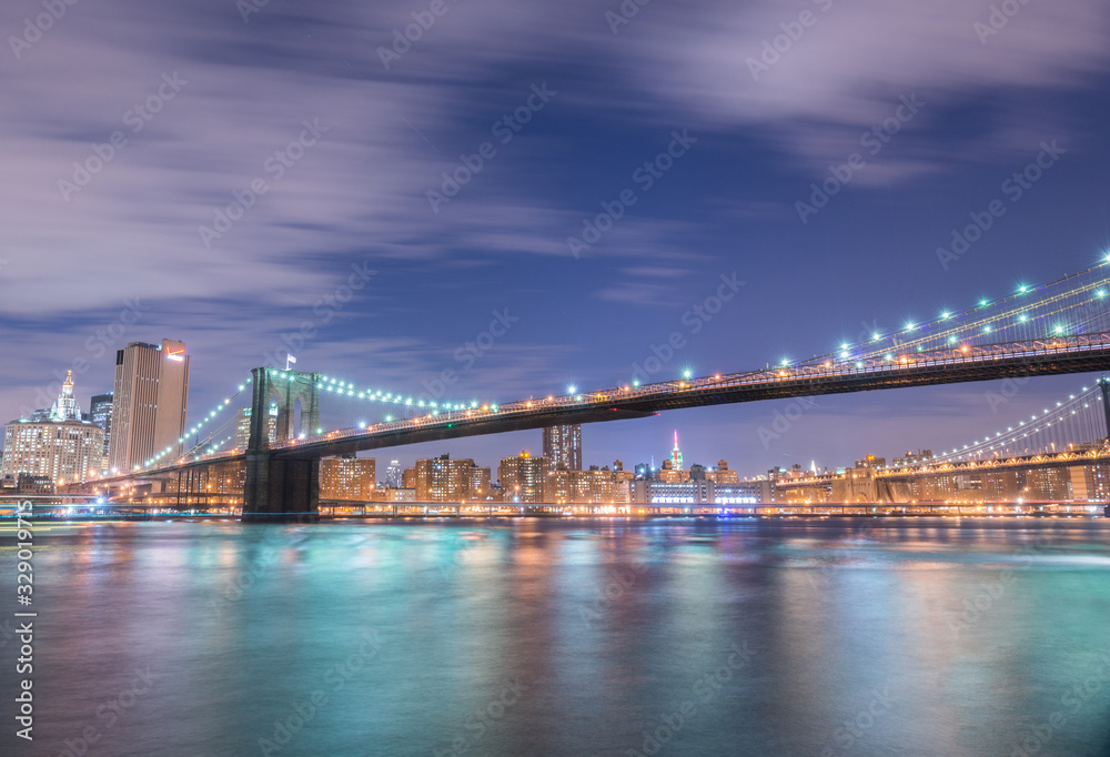 Fototapeta premium Night view of Manhattan and Brooklyn bridge
