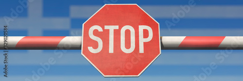 Foto Schlagbaum mit Stop-Schild und Griechenland-Fahne im Hintergrund