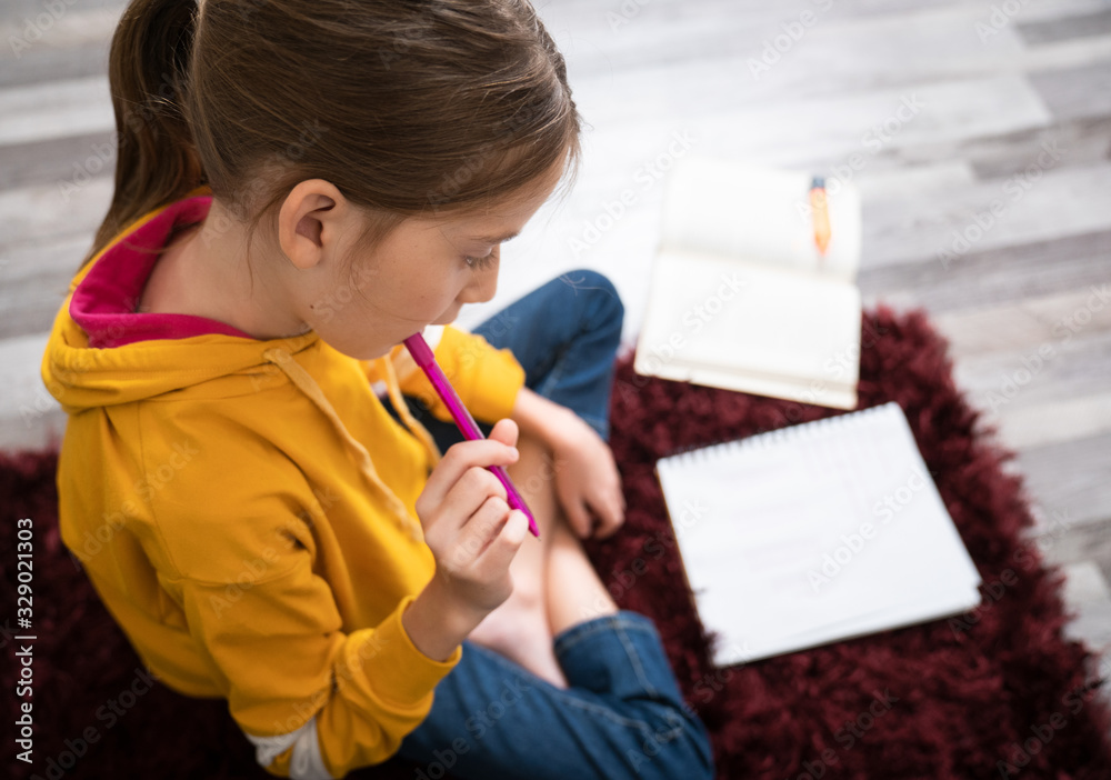 Bitting the pen. Девушка грызет ручку. Привычка грызть ручки и карандаши. Biting pen. Biting pen.