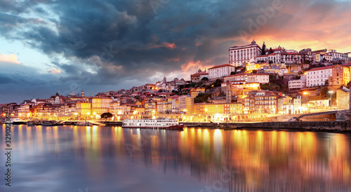 Εκτύπωση καμβά Porto at night, Portugal skyline