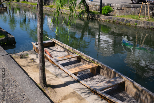 日本の岡山県にある美観地区の風景。川舟流しに使われる木でできた舟。