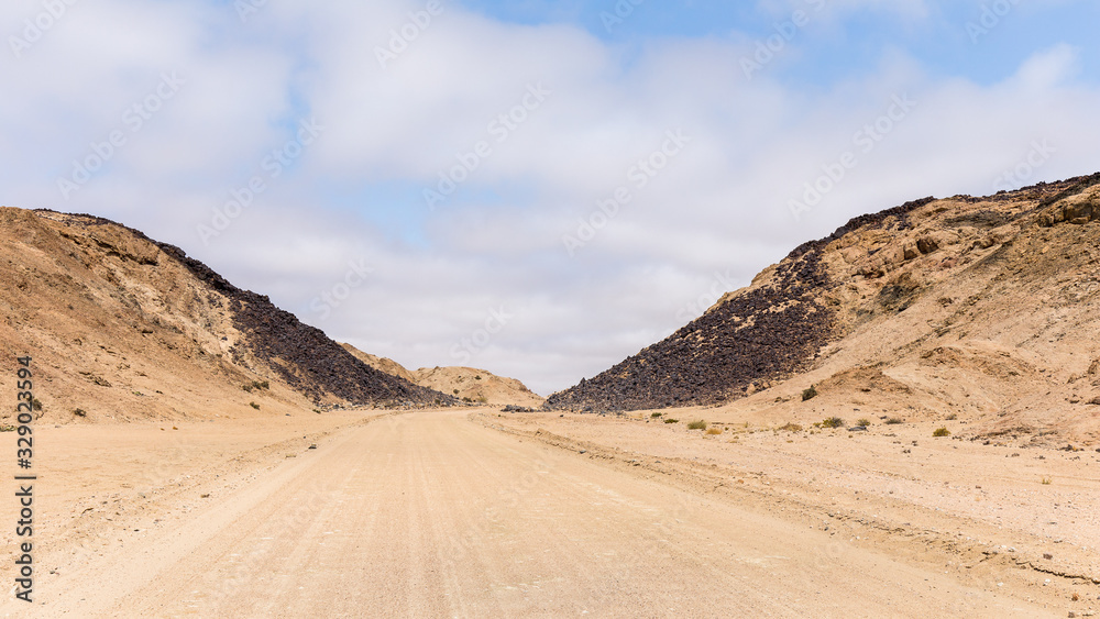 sand track that crosses the Namib Desert