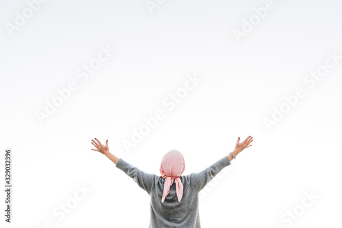 фотографія Woman with pink headscarf looking at the horizon. Cancer concept