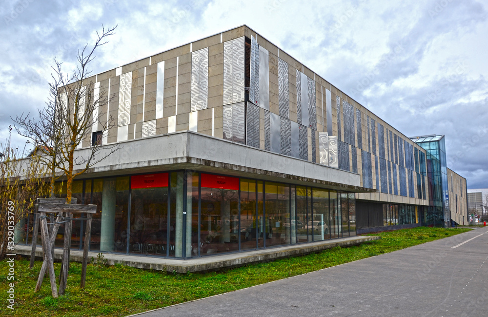 Obraz premium Saint -Etienne, France - January 27th 2020: View of a Beautiful Modern Building of an Engineering School. It is called 