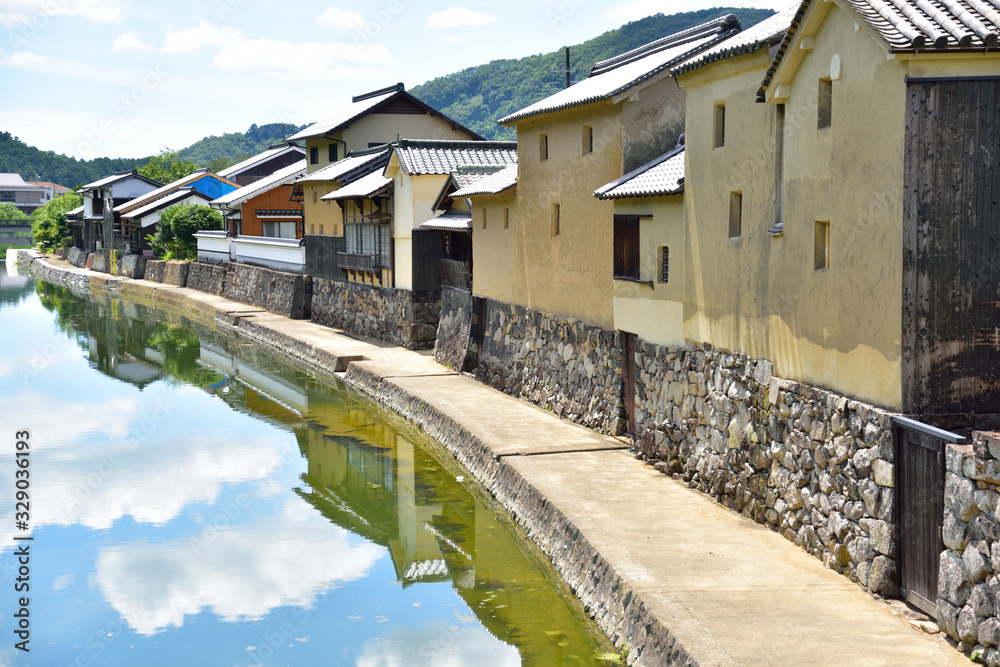Naklejka premium 作用町平福の川沿いの土蔵