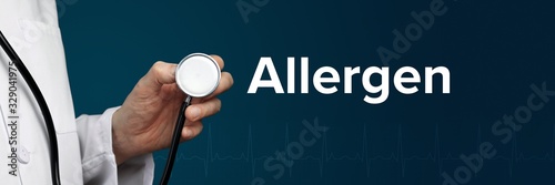 Allergen. Arzt im Kittel hält Stethoskop. Das Wort Allergen steht daneben. Symbol für Medizin, Krankheit, Gesundheit photo