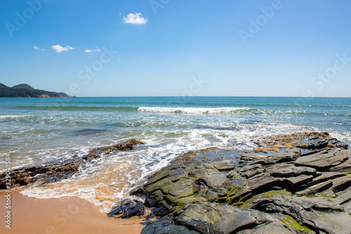 praia tropical com rocha em destaque, Itapema photo