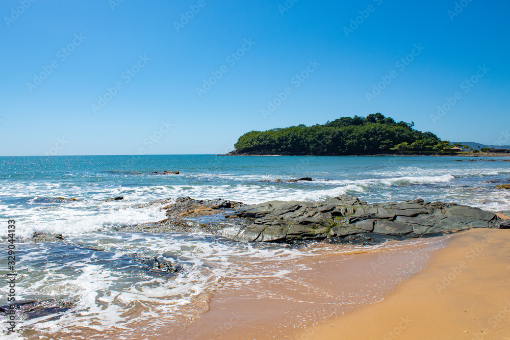 praia tropical com rocha em destaque, Itapema