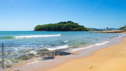 Praia tropical  mar verde da Praia da ilhota ou praia do Plaza  itapema  SC  Brasil ao fundoa Ilha do Pirata