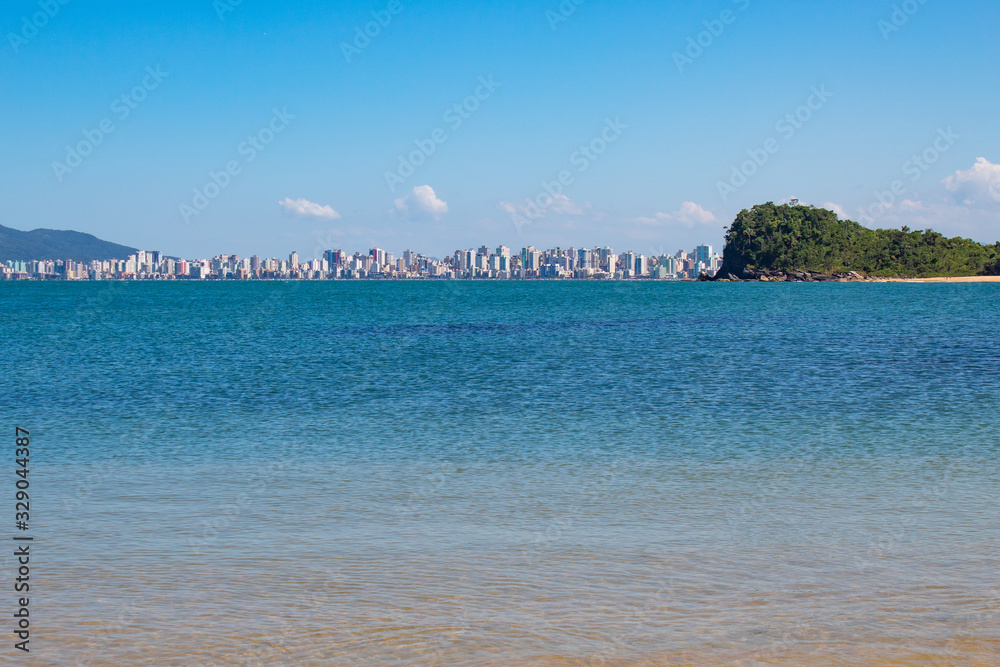 prédios de Itapema observado da praia do Plaza com o mar multicolor 
