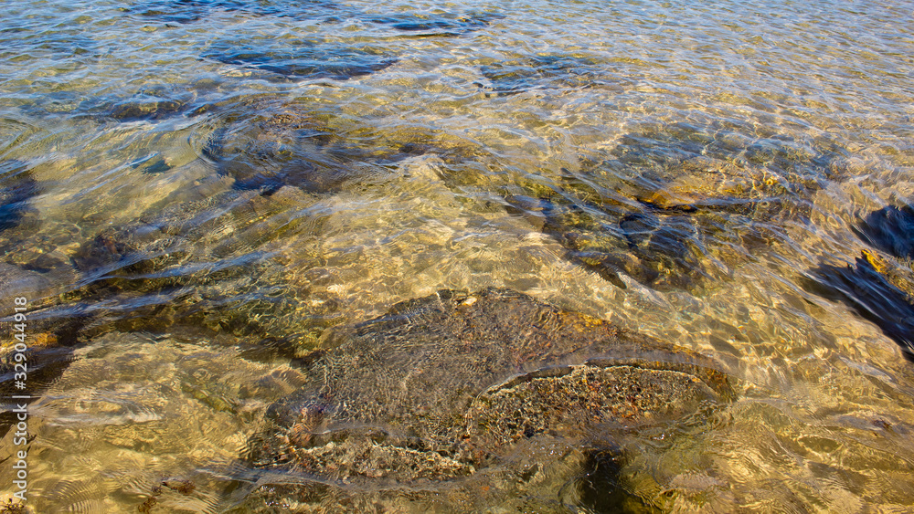 rochas submersas por ondas da praia
