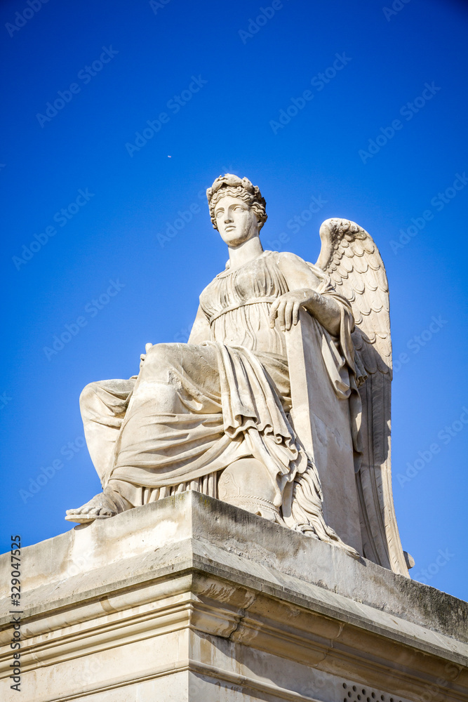 Naklejka premium History statue near the Triumphal Arch of the Carrousel, Paris, France