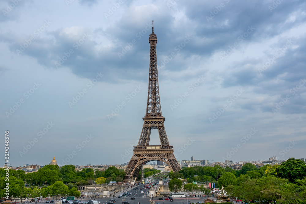 Fototapeta premium Eiffel Tower on a Cloudy Evening