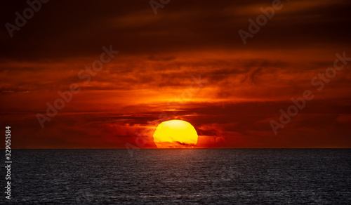 Fototapeta Naklejka Na Ścianę i Meble -  nascer do sol no mar