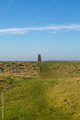 Fotografi A trig point in the South Downs, with a blue sky overhead