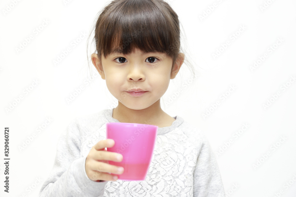 飲み物を飲む幼児(5歳児) (白バック)