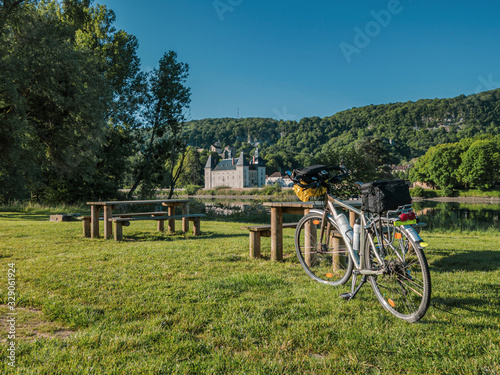 Air de repos sur la piste cyclable Via Rhôna au niveau du village de Saint Sorlin.