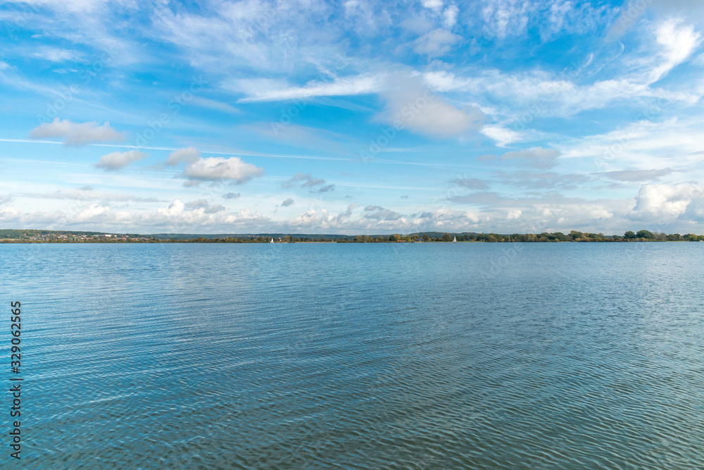 Der Altmühlsee im Fränkischen Seenland ist ein künstlich angelegter See, der viele Freizeitmöglichkeiten bietet.