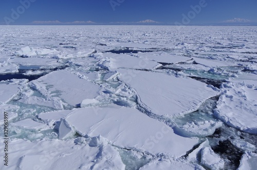 Фотография Ice Floe and Mountain Ranges, winter seascape, Shiretoko in Hokkaido, Japan　流氷と知