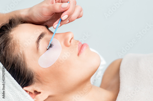 Eyelash extension procedure. © okskukuruza