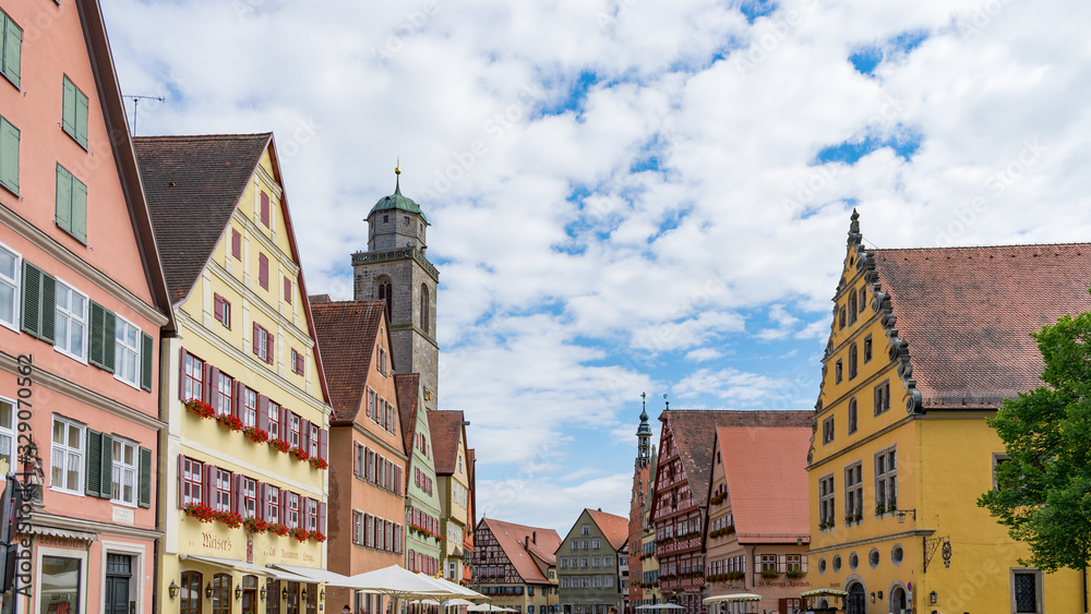 Dinkelsbühl ist eine Stadt in Mittelfranken im Freistaat Bayern. Touristen aus der ganzen Welt besuchen die mittelalterliche Altstadt von Dinkelsbühl.