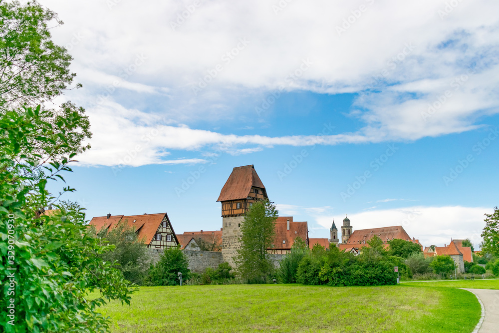 Der Bäuerlinsturm ist ein Wahrzeichen von Dinkelsbühl.  Die Stadt liegt in Mittelfranken im Freistaat Bayern. Touristen aus der ganzen Welt besuchen die mittelalterliche Altstadt.
