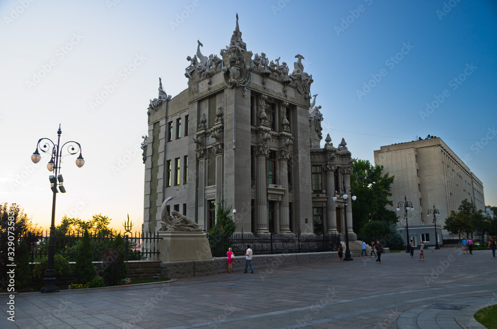 Obraz premium House with chimeras in the center of Kiev. An Art Nouveau building with sculptures of mythical animals. Kiev, Ukraine, July 16, 2017