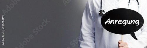 Anregung. Arzt im Kittel hält Sprechblase hoch. Das Wort Anregung steht im Schild. Symbol für Krankheit, Gesundheit, Medizin photo