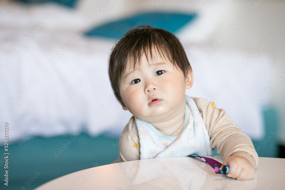 Fototapeta premium 立ち上がる赤ちゃん