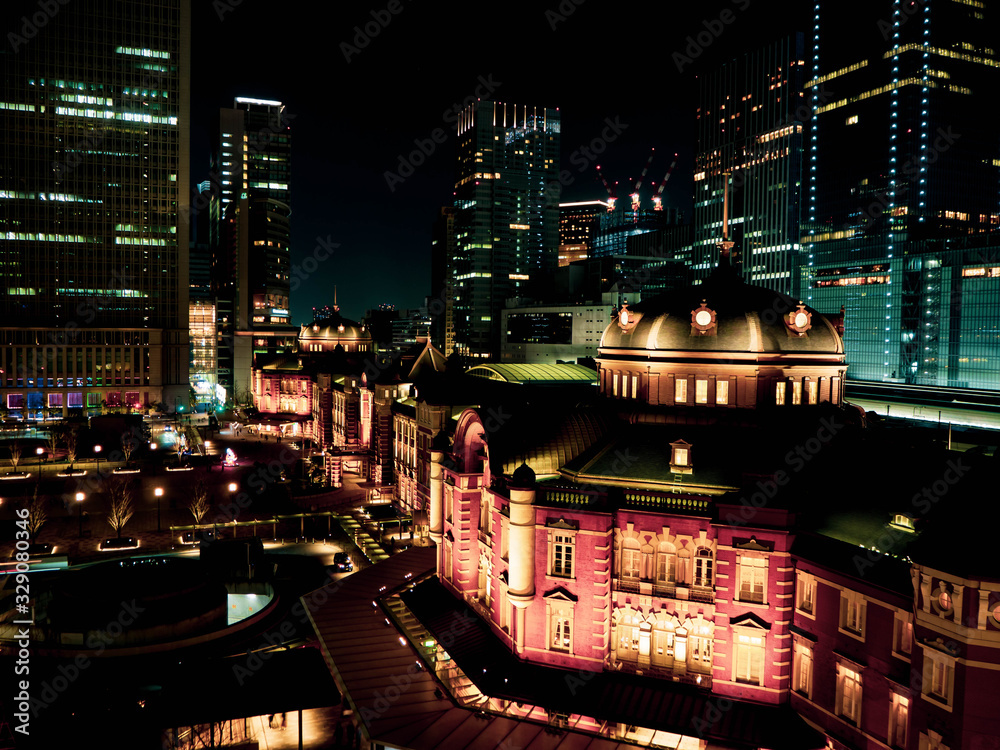 ライトアップされた美しい東京駅とロマンチックな夜景