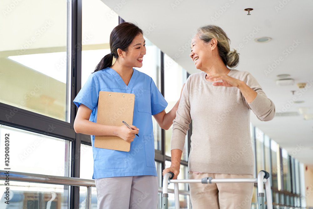 Ταπετσαρία asian old woman talking to physical therapist in rehab center