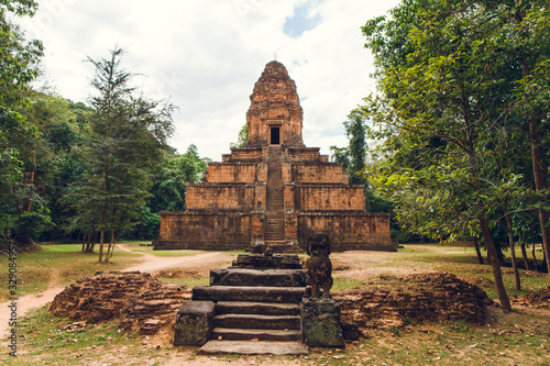Hindu Temple Baksey Tiamgkrong. Cambodia. Siem Reap.
