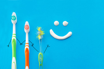 Fotobehang Tandarts Tandenborstels als stripfiguren op blauw  © Petr