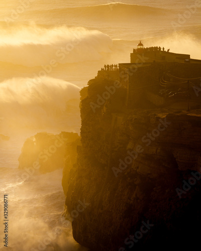 farol de nazaré com ondas gigantes