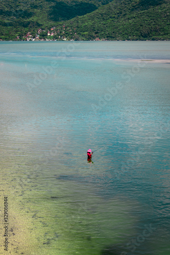 pesacado no meio do lago com agua na cintura