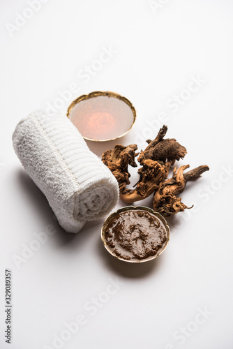 Ayurvedic Chitrak Honey face mask made using  Plumbago zeylanica and shahad photo