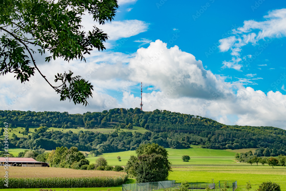 Der Hesselberg in Mittelfranken ist ein beliebtes Ausflugsziel bei Wanderern, Familien und Gleitschirmfliegern. Der Berg liegt in der Nähe von Dinkelsbühl und Wassertrüdingen im Landkreis Ansbach.