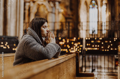 Принти на полотні a young pretty woman came to the temple to pray to God