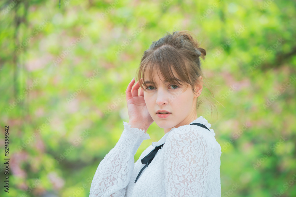 木々に癒される若い女性