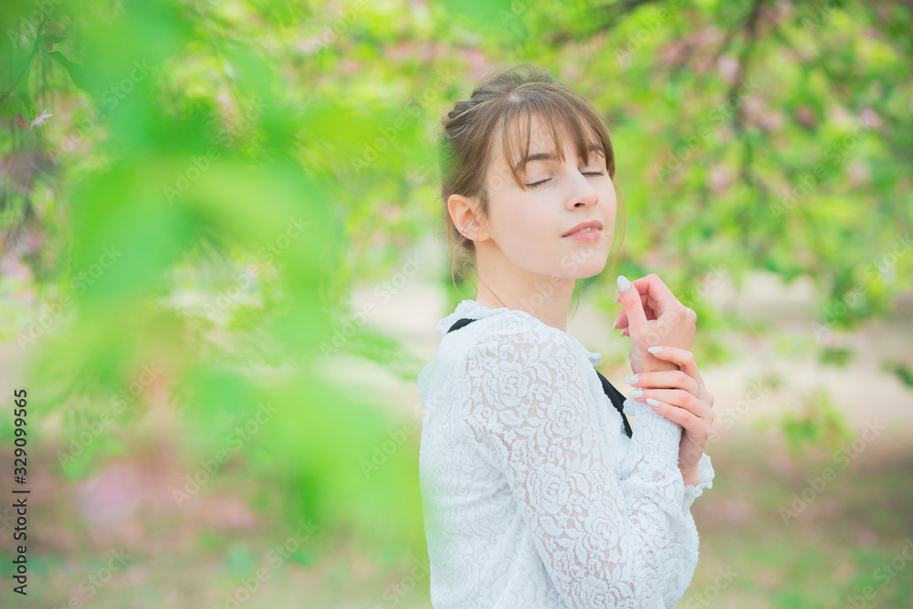 木々に癒される若い女性 木々に癒される若い女性