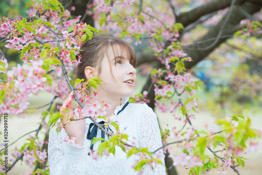 木々に癒される若い女性