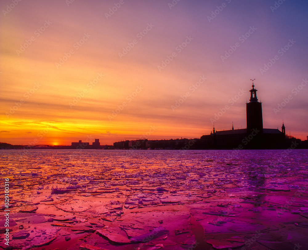 Φωτογραφία stockholm city hall at sunset in winter by frozen lake