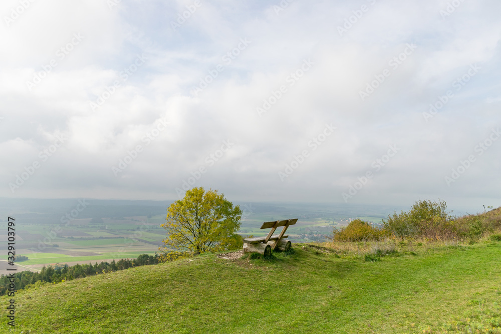 Auf dem Hesselberg gibt es zahlreiche Bänke von denen man den Blick über die Landschaft in Mittelfranken genießen kann. Auf dem Hesselberg gibt es zahlreiche Bänke von denen man den Blick über die Landschaft in Mittelfranken genießen kann.