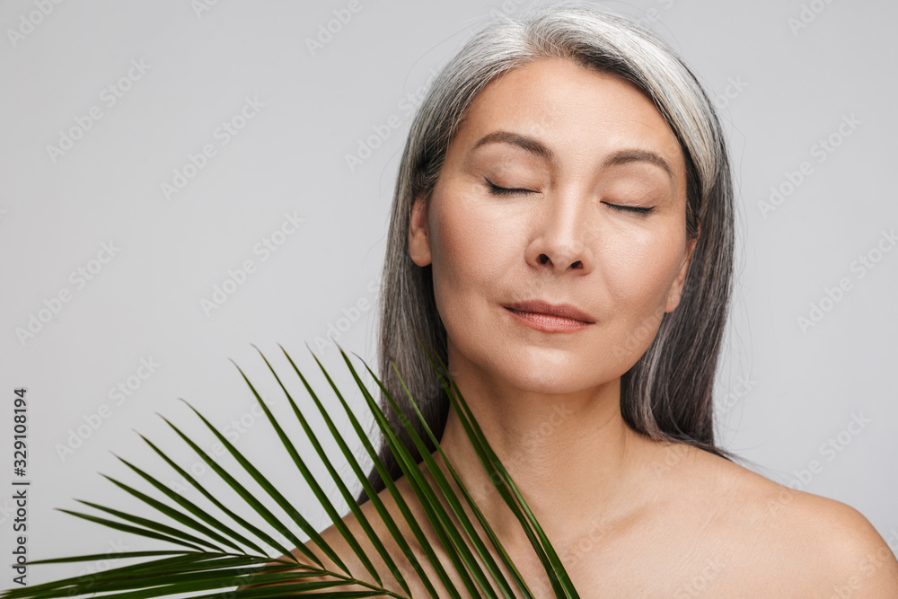 Naklejka premium Beauty portrait of an attractive mature topless woman