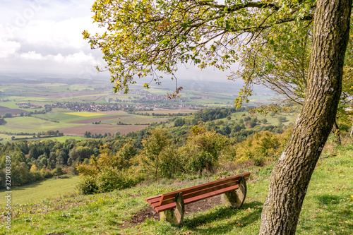 Auf dem Hesselberg in Mittelfranken gibt es zahlreiche Bänke von denen man den Blick über die Landschaft genießen kann. Beliebt ist der Hesselberg insbesondere bei Wanderern.