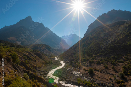 sol brilhando no rio em vale da cordilheira dos Andes no Chile photo