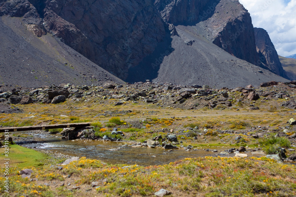 Corrediras de água de degelo nas montanhas do Chile