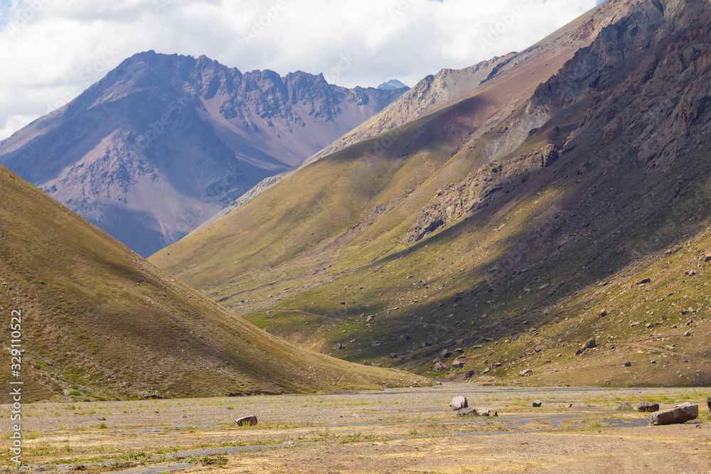 Vale na Cordilheira dos Andes no Chile