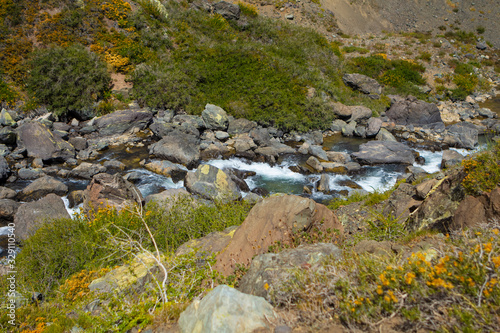 Corrediras de água de degelo nas montanhas do Chile